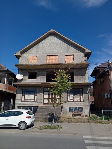 Kuća 699 m², Trijangla, Šabac